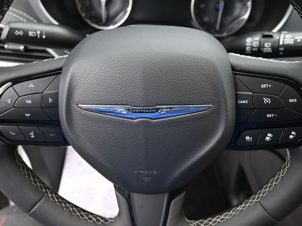 Used 2025 Chrysler Pacifica Limited image 18