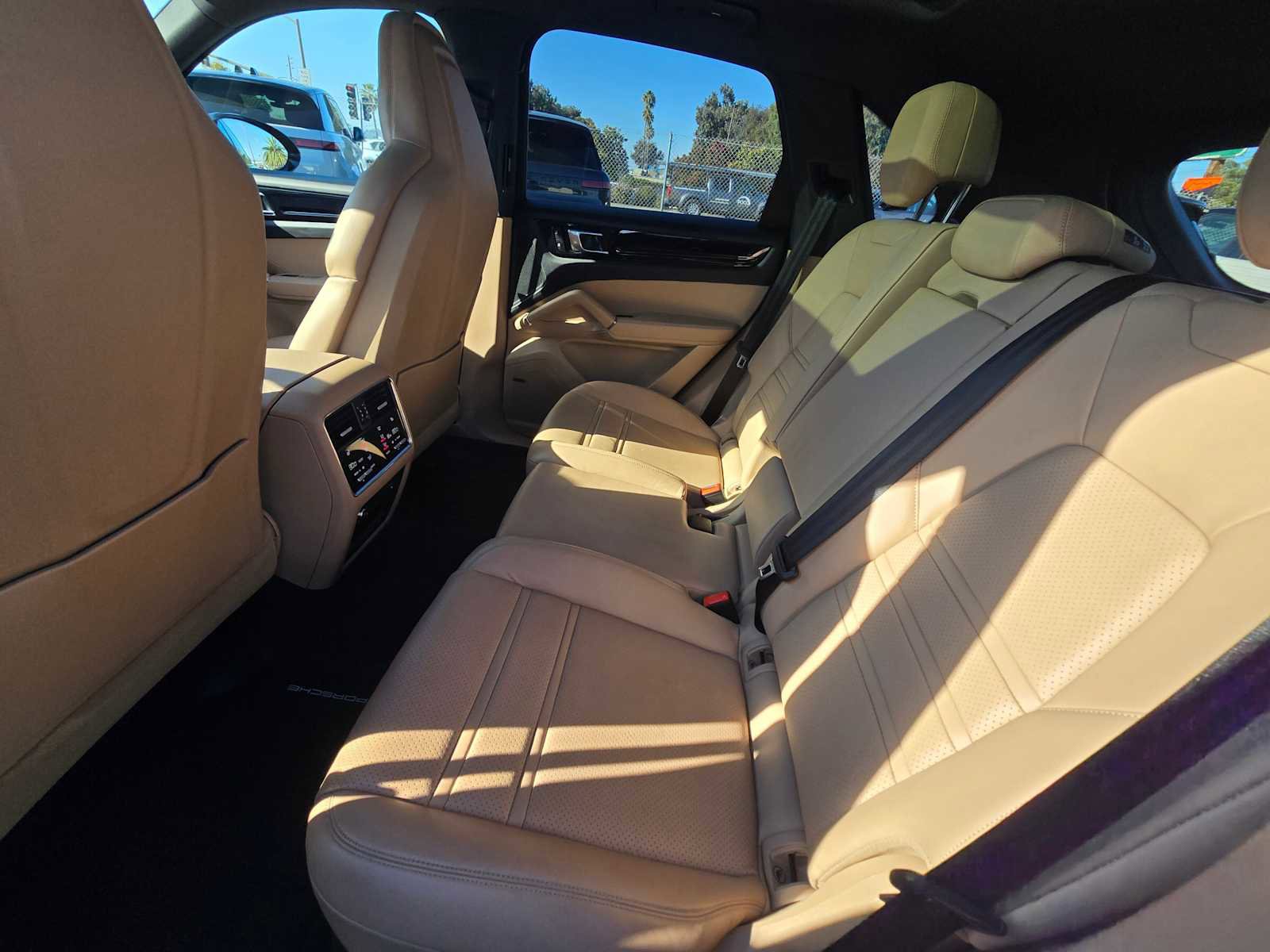 Used 2023 Porsche Cayenne Platinum Edition image 21