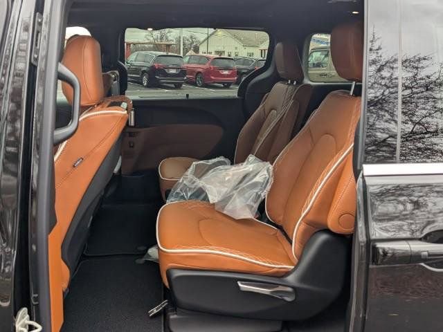 New 2026 Chrysler Pacifica Pinnacle image 9