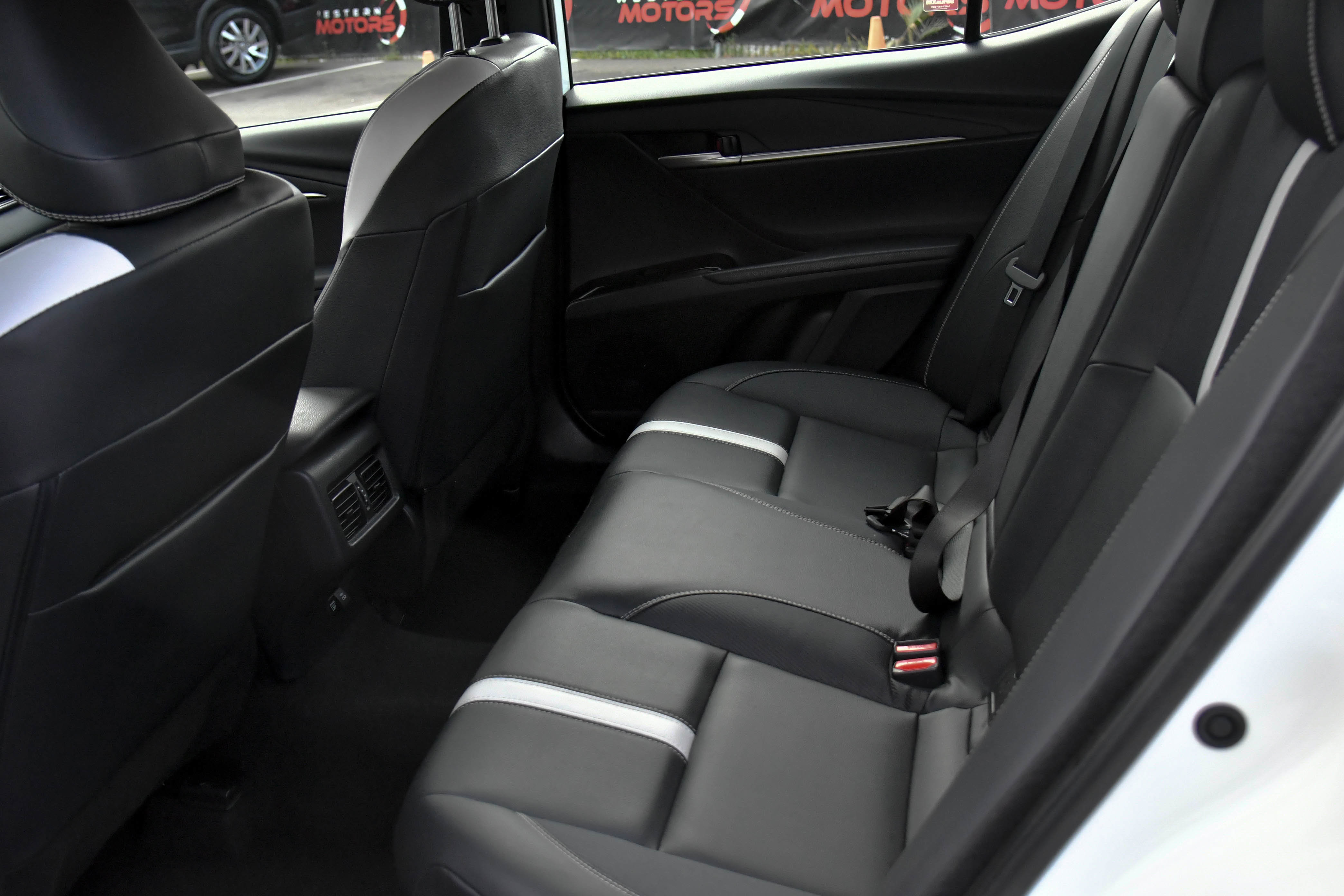 Used 2025 Toyota Camry SE image 39