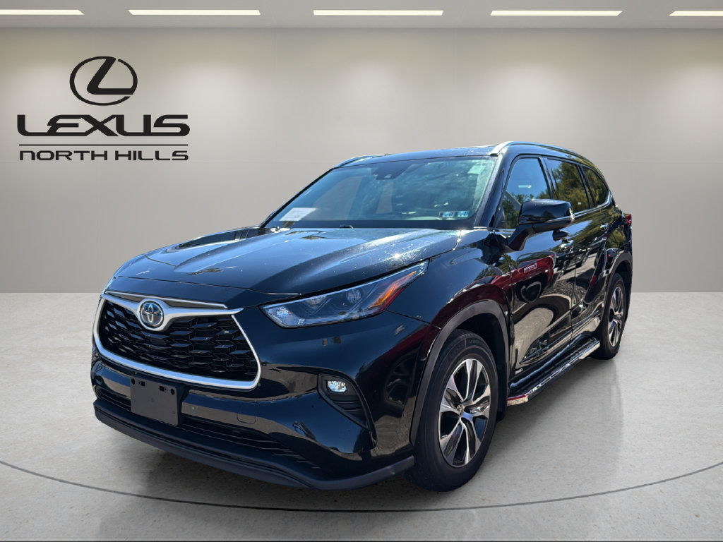 Used 2021 Toyota Highlander XLE AWD/4WD image 1