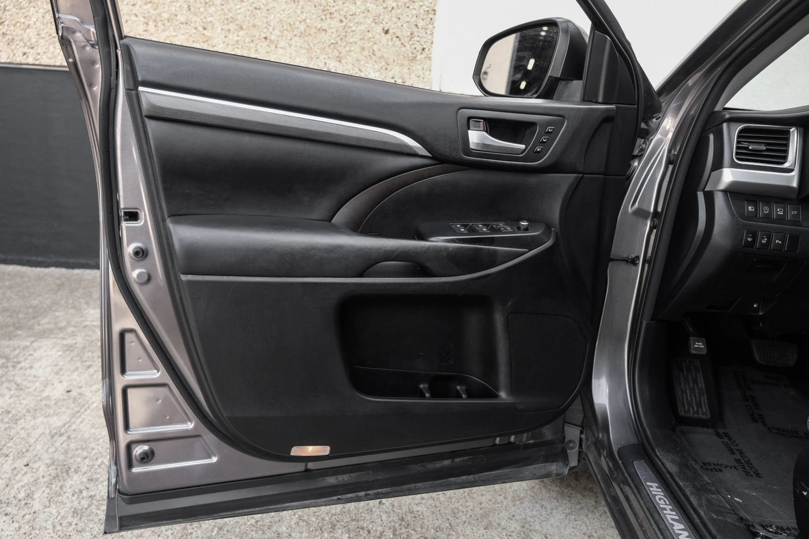 Used 2017 Toyota Highlander Limited Platinum FWD image 40