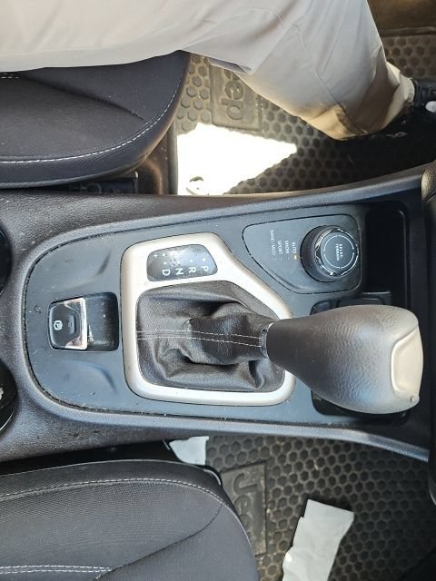 Used 2014 Jeep Cherokee Latitude w/ Comfort/Convenience Group AWD/4WD image 19