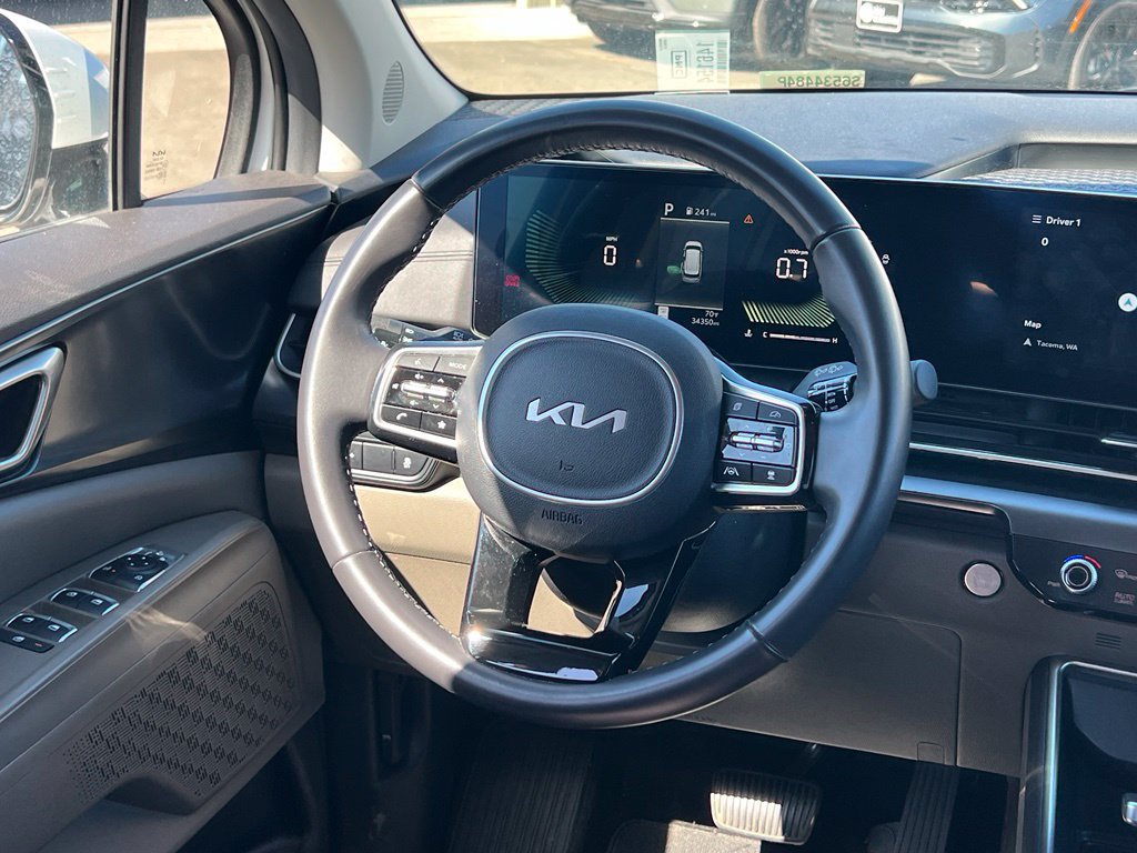 Used 2025 Kia Carnival FWD image 17
