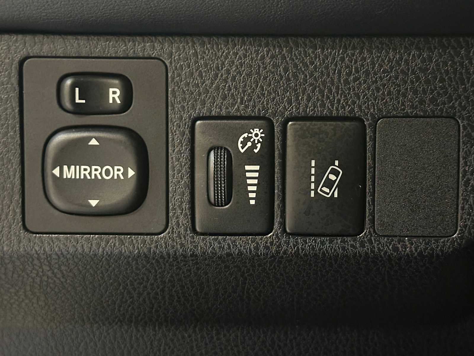 Used 2017 Toyota RAV4 SE w/ Advanced Technology Package image 19