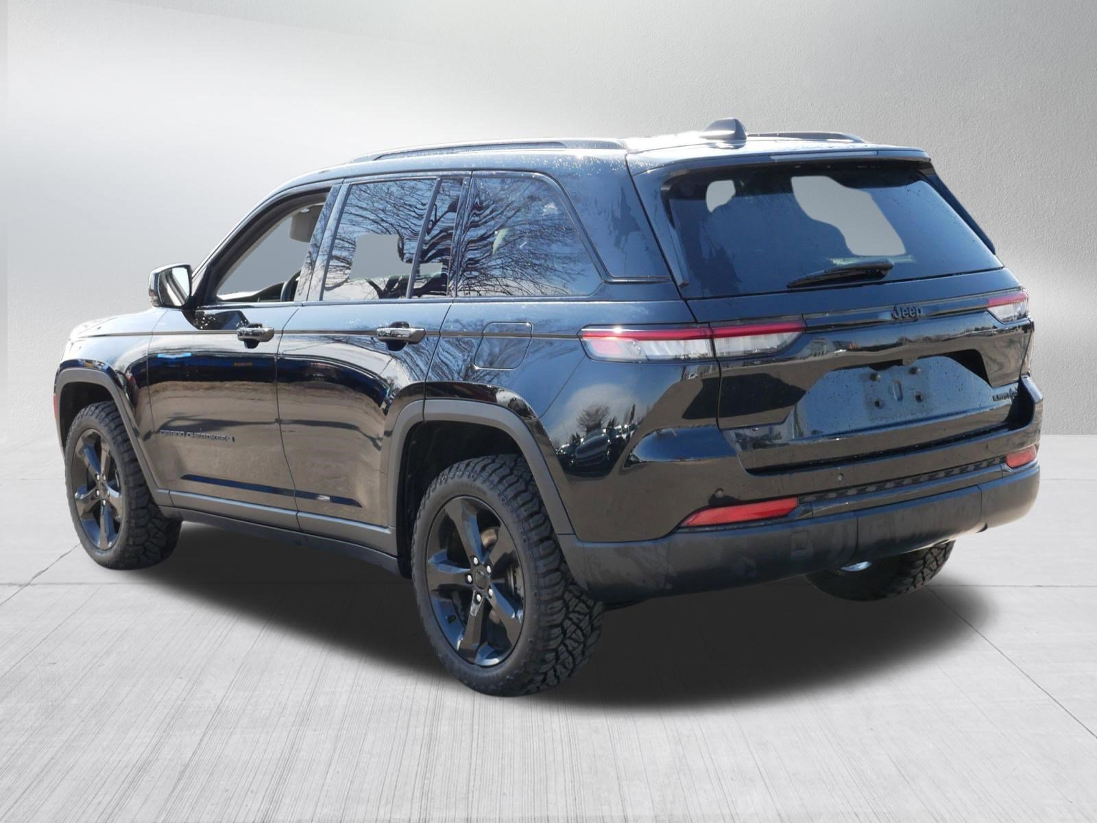 Used 2023 Jeep Grand Cherokee Limited w/ Black Appearance Package AWD/4WD image 5