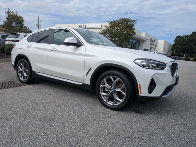 Used 2024 BMW X4 xDrive30i w/ Parking Assistance Package AWD/4WD image 2