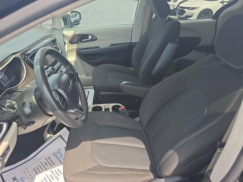 Used 2023 Chrysler Voyager LX FWD image 13