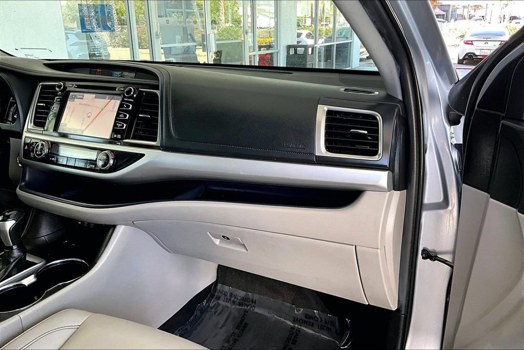 Used 2019 Toyota Highlander XLE w/ Carpet Mat Package (TMS) FWD image 27