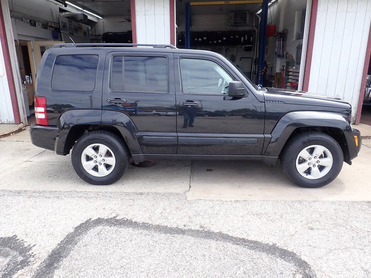 Used 2010 Jeep Liberty Sport w/ Popular Equipment Group AWD/4WD image 21