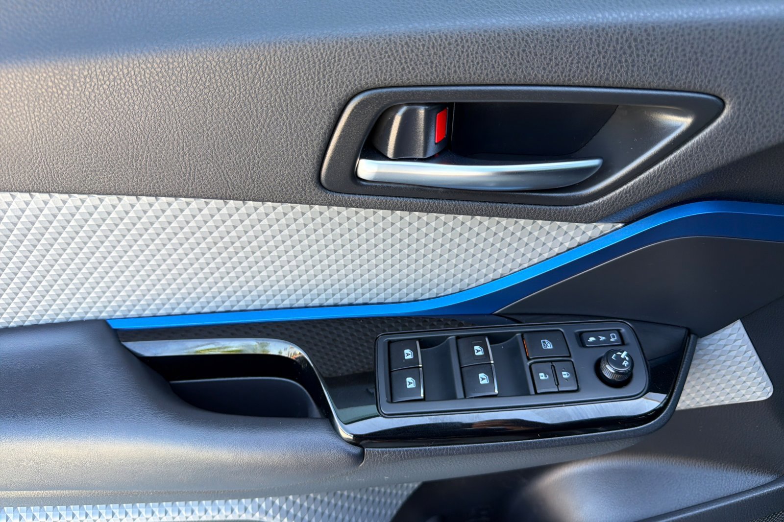 Used 2019 Toyota C-HR XLE FWD image 11