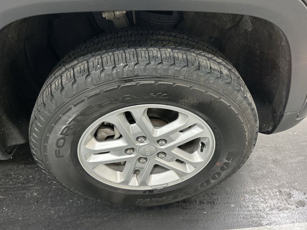 Used 2025 Jeep Grand Cherokee Laredo w/ Luxury Tech Group I image 6