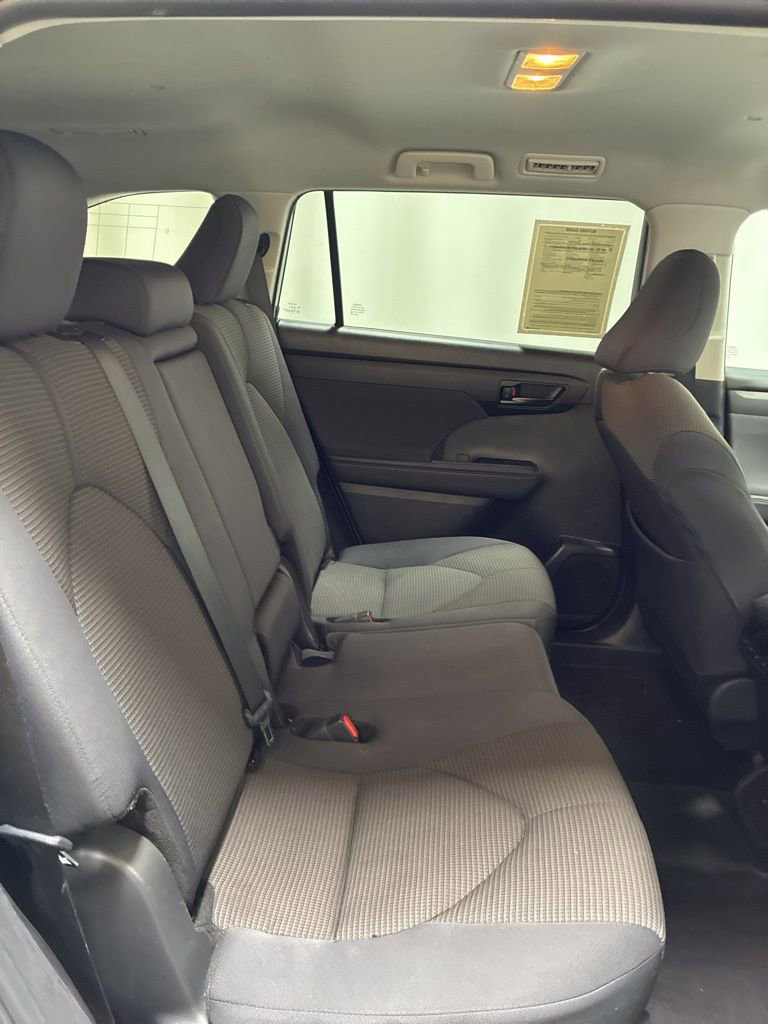 Used 2024 Toyota Highlander LE FWD image 27