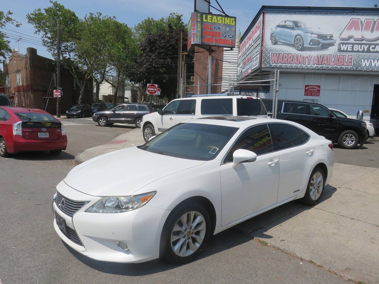 Used 2015 Lexus ES 300h w/ Premium Package w/Bamboo Trim FWD image 2