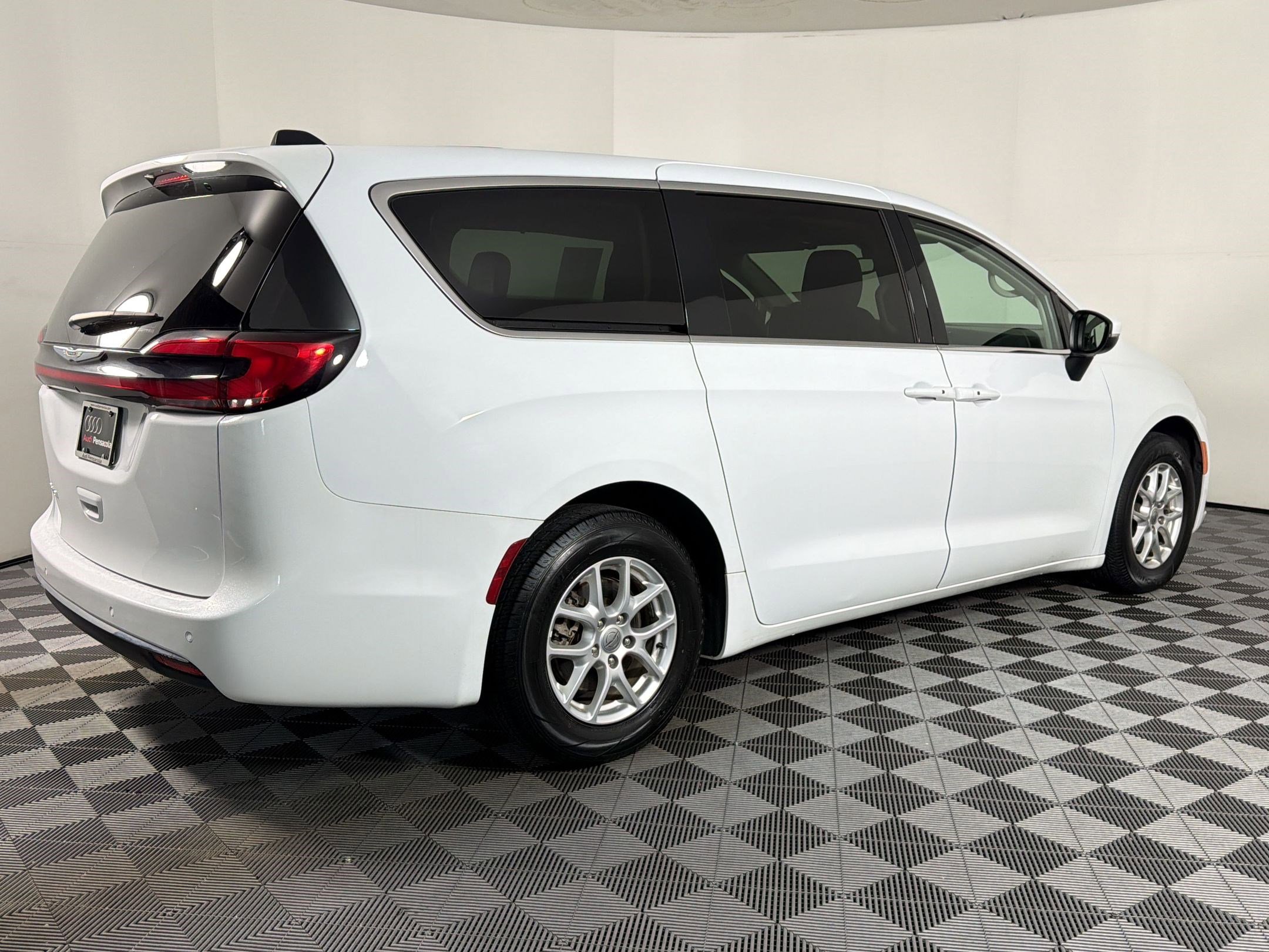 Used 2023 Chrysler Pacifica Touring-L FWD image 7