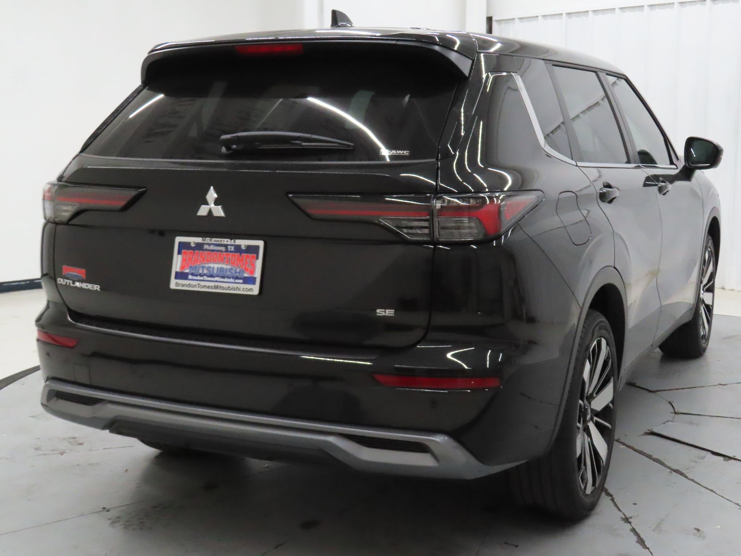 New 2026 Mitsubishi Outlander SE image 3