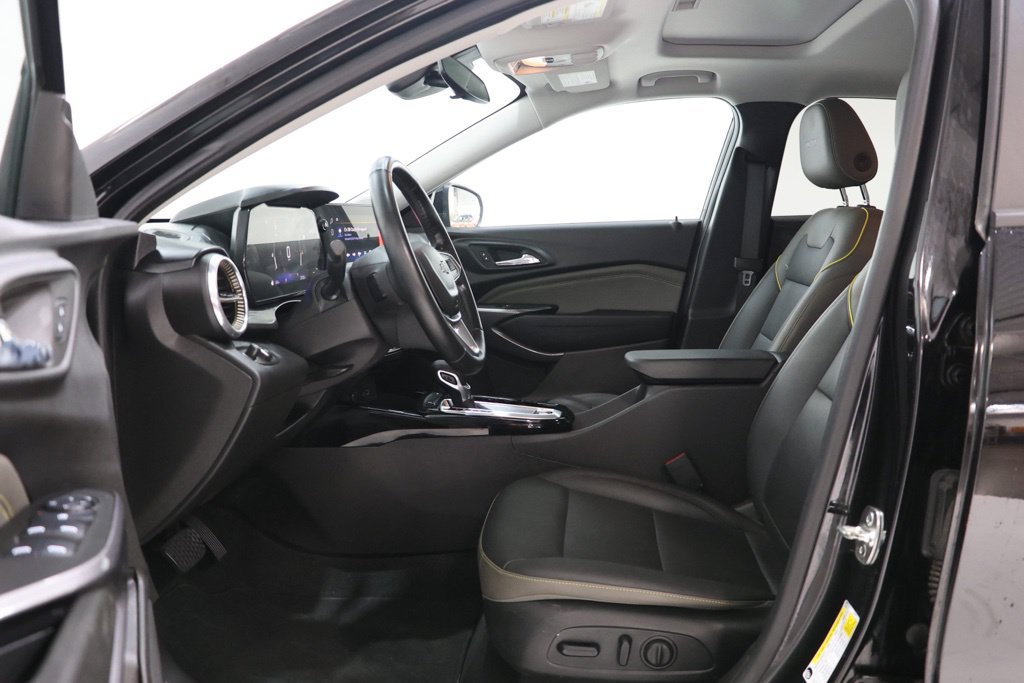 Used 2025 Chevrolet Trax ACTIV w/ Sunroof Package FWD image 17