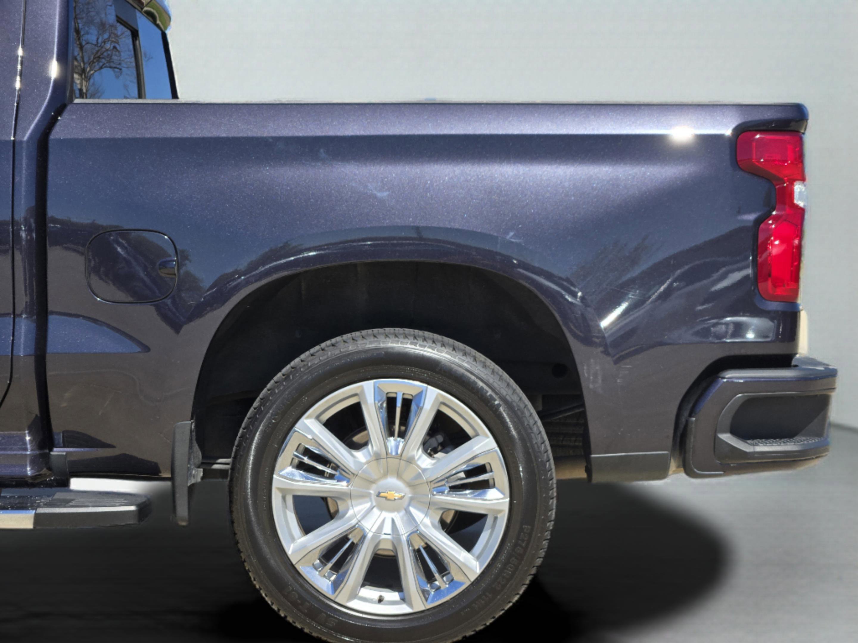 Used 2023 Chevrolet Silverado 1500 High Country w/ Technology Package image 16