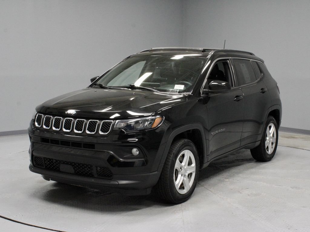 Used 2023 Jeep Compass Latitude w/ Sun and Sound Group AWD/4WD image 8