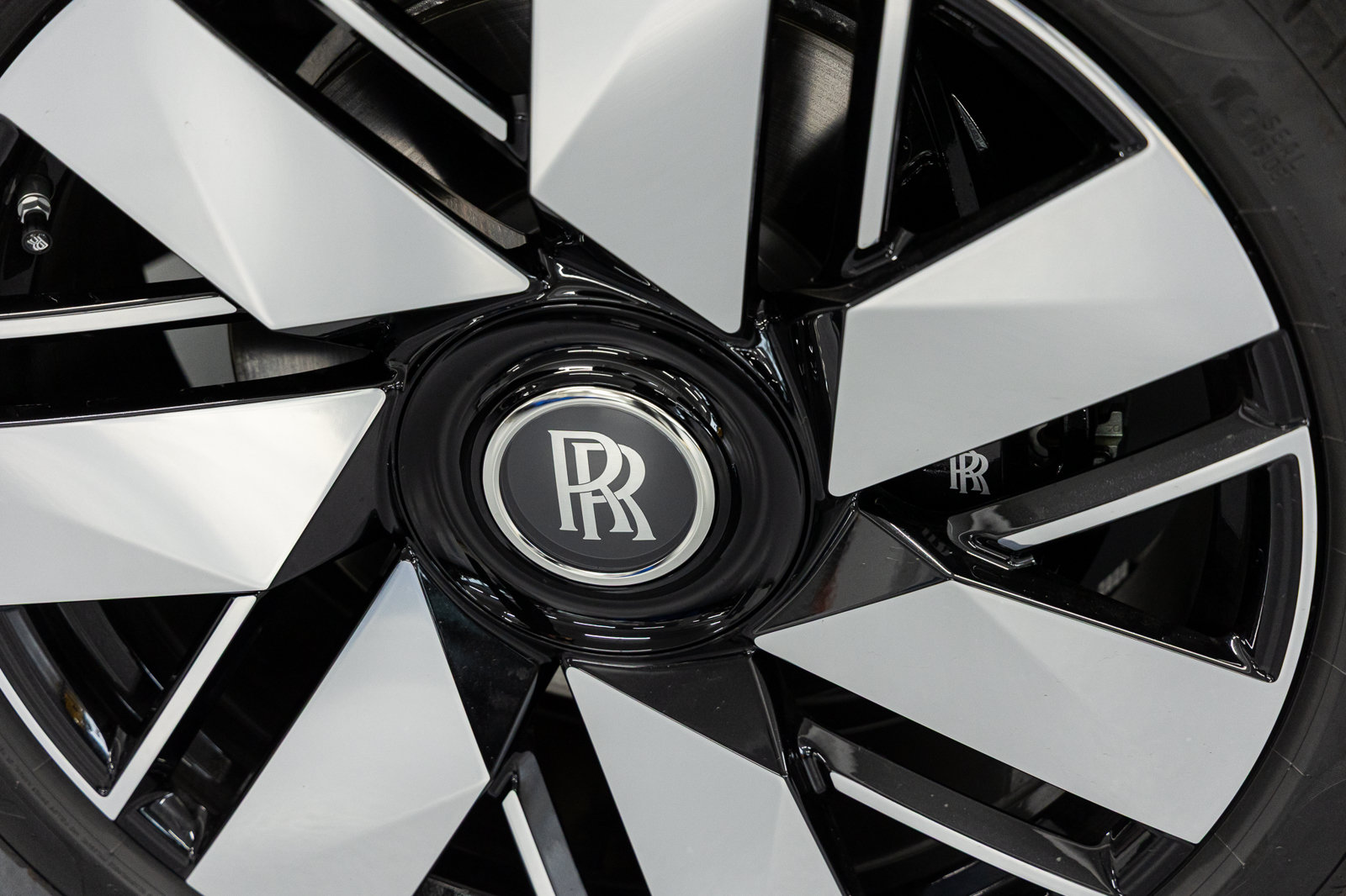 New 2027 Rolls-Royce Cullinan AWD/4WD image 19