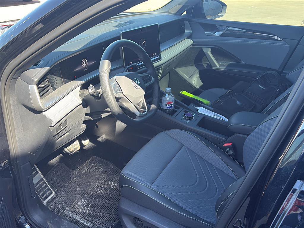 Used 2025 Volkswagen Tiguan SE R-Line image 2