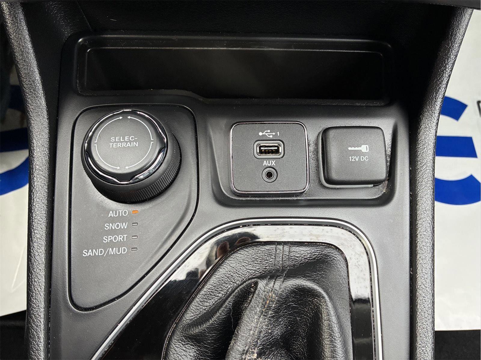 Used 2021 Jeep Cherokee Limited AWD/4WD image 32
