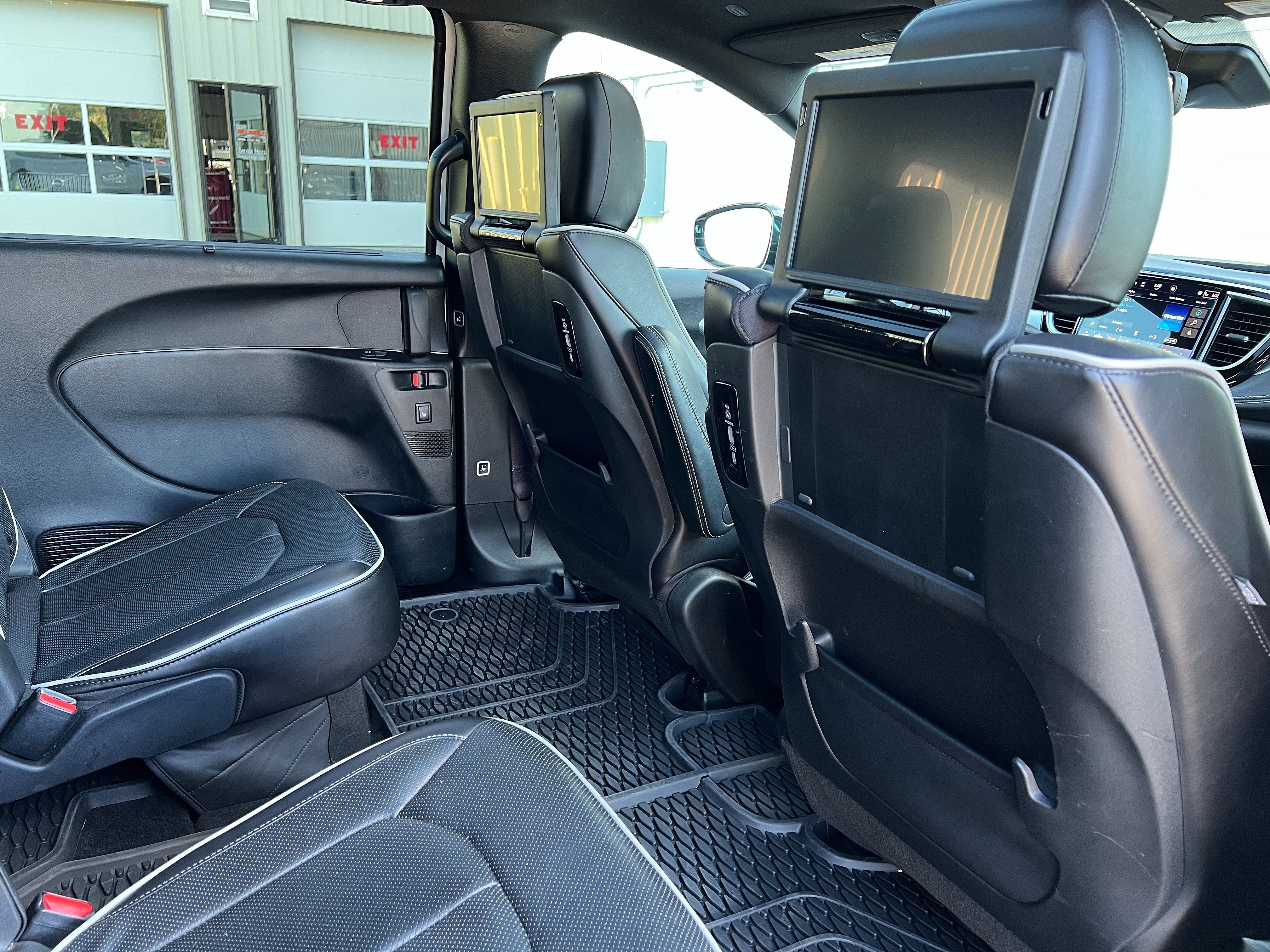 Used 2024 Chrysler Pacifica Limited w/ Uconnect Theater Family Group AWD/4WD image 27