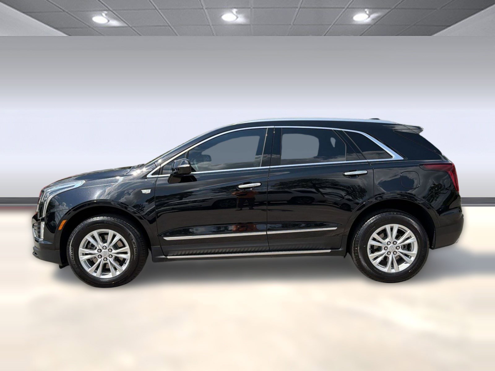 Certified 2025 Cadillac XT5 Luxury w/ LPO, Floor Liner Package FWD image 2