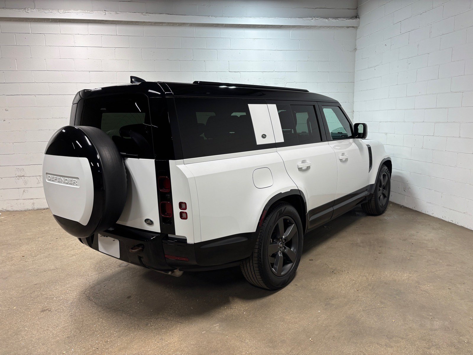Used 2023 Land Rover Defender 130 X-Dynamic SE AWD/4WD image 6