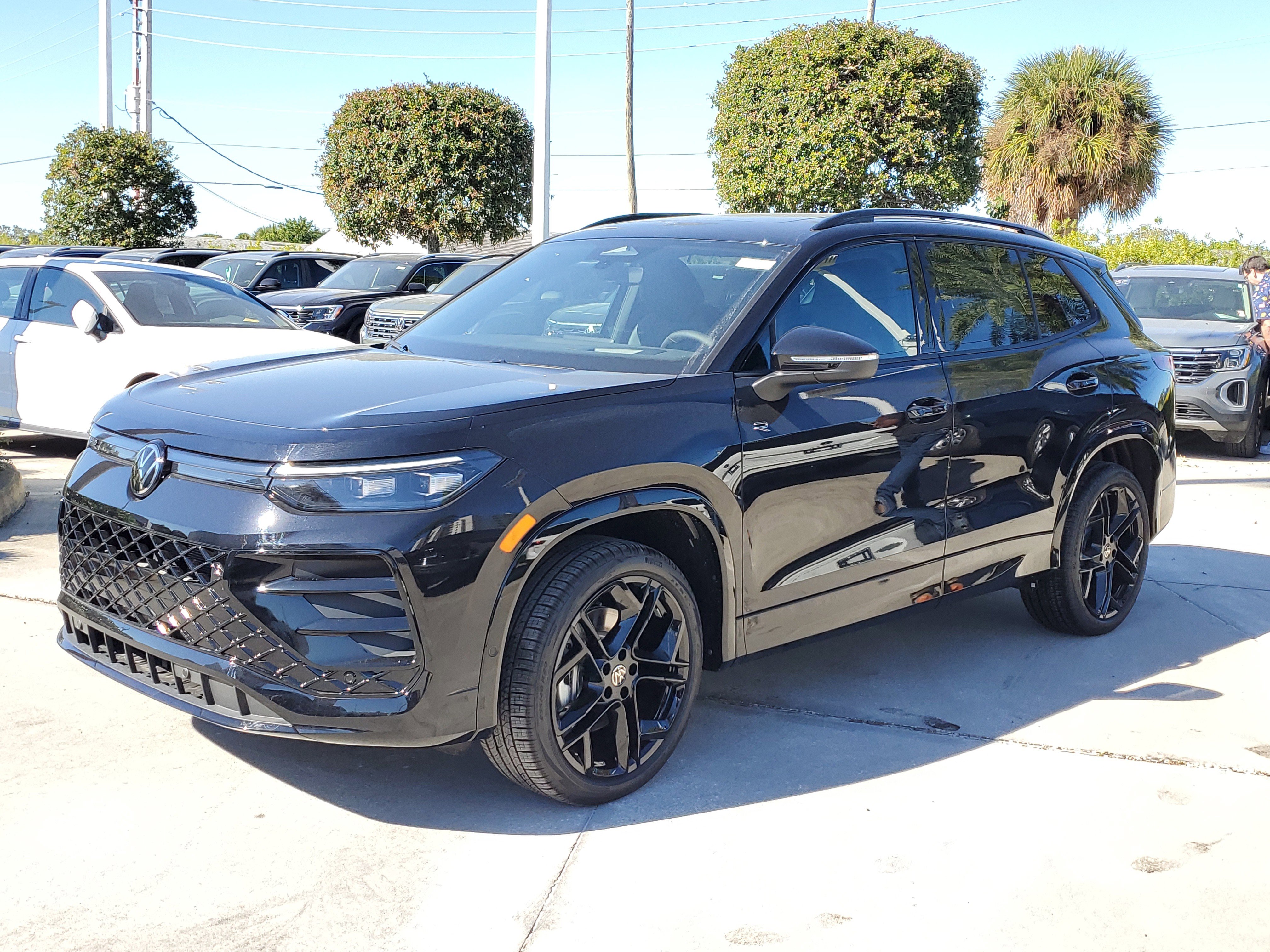 New 2026 Volkswagen Tiguan SE R-Line image 2