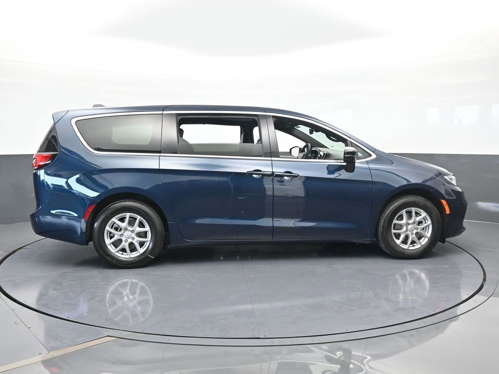 Used 2025 Chrysler Pacifica Select image 7