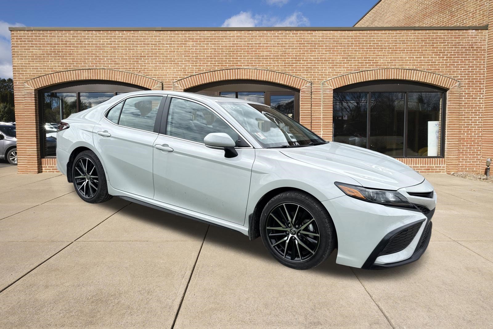 Used 2023 Toyota Camry SE w/ Cold Weather Package