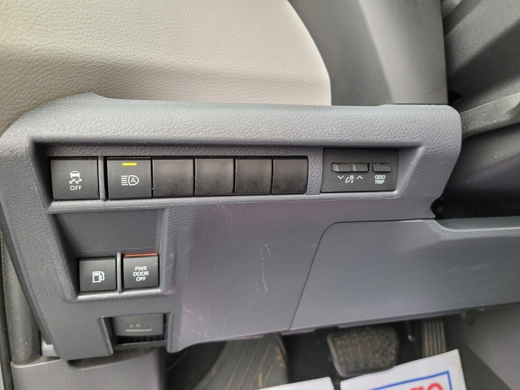 Used 2021 Toyota Sienna XLE FWD image 28