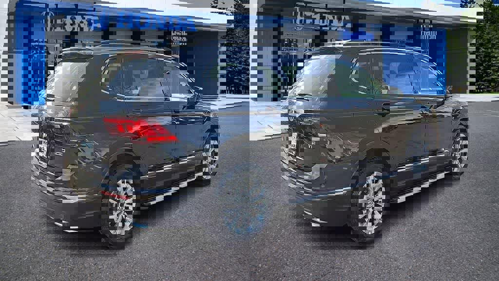 Used 2018 Volkswagen Tiguan SE w/ Panoramic Sunroof Package image 8