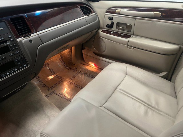 Used 2009 Lincoln Town Car Signature Limited image 23