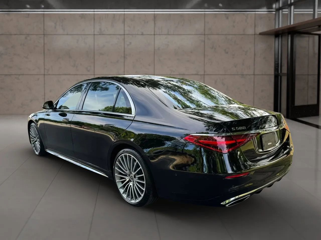 Used 2021 Mercedes-Benz S 580 4MATIC Sedan w/ AMG Line image 4