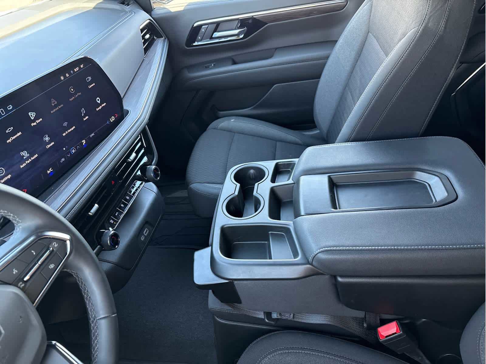 Used 2025 Chevrolet Suburban LS RWD image 24