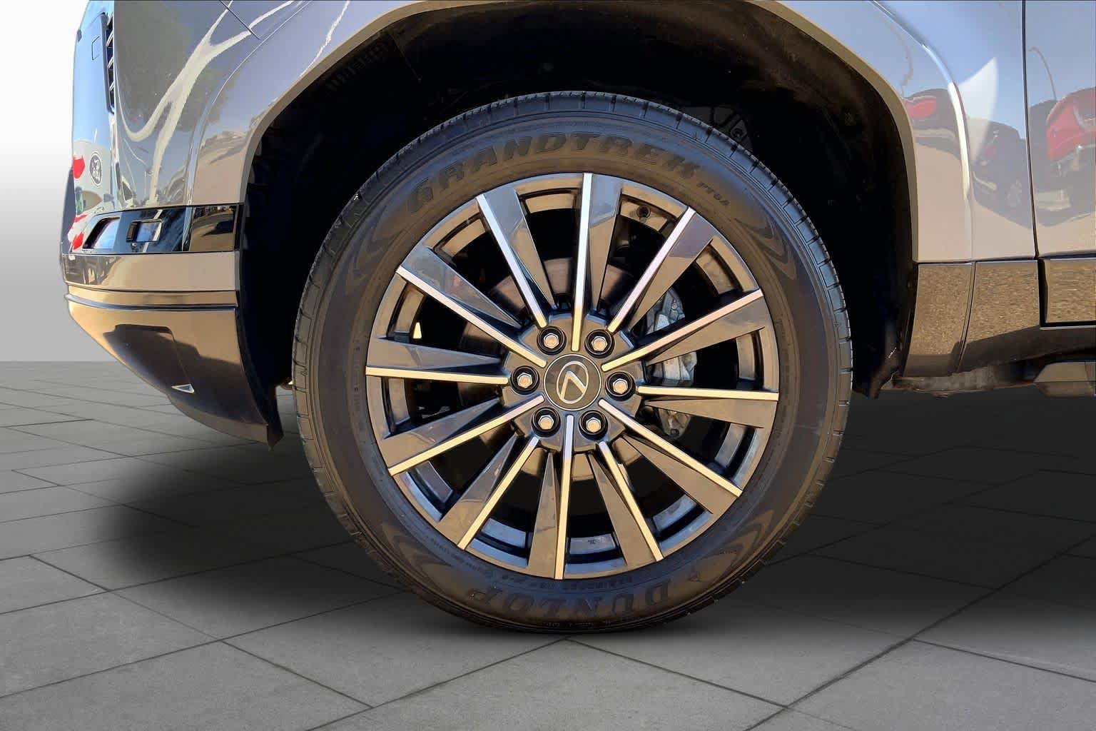 Used 2024 Lexus GX 550 AWD/4WD image 11