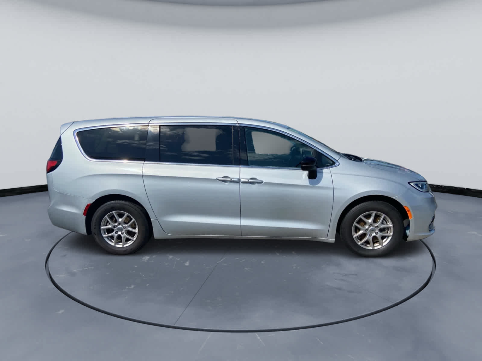 Used 2024 Chrysler Pacifica Touring-L FWD image 7