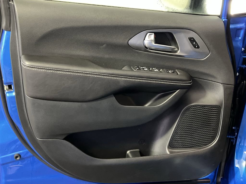 New 2026 Chrysler Pacifica Select image 9