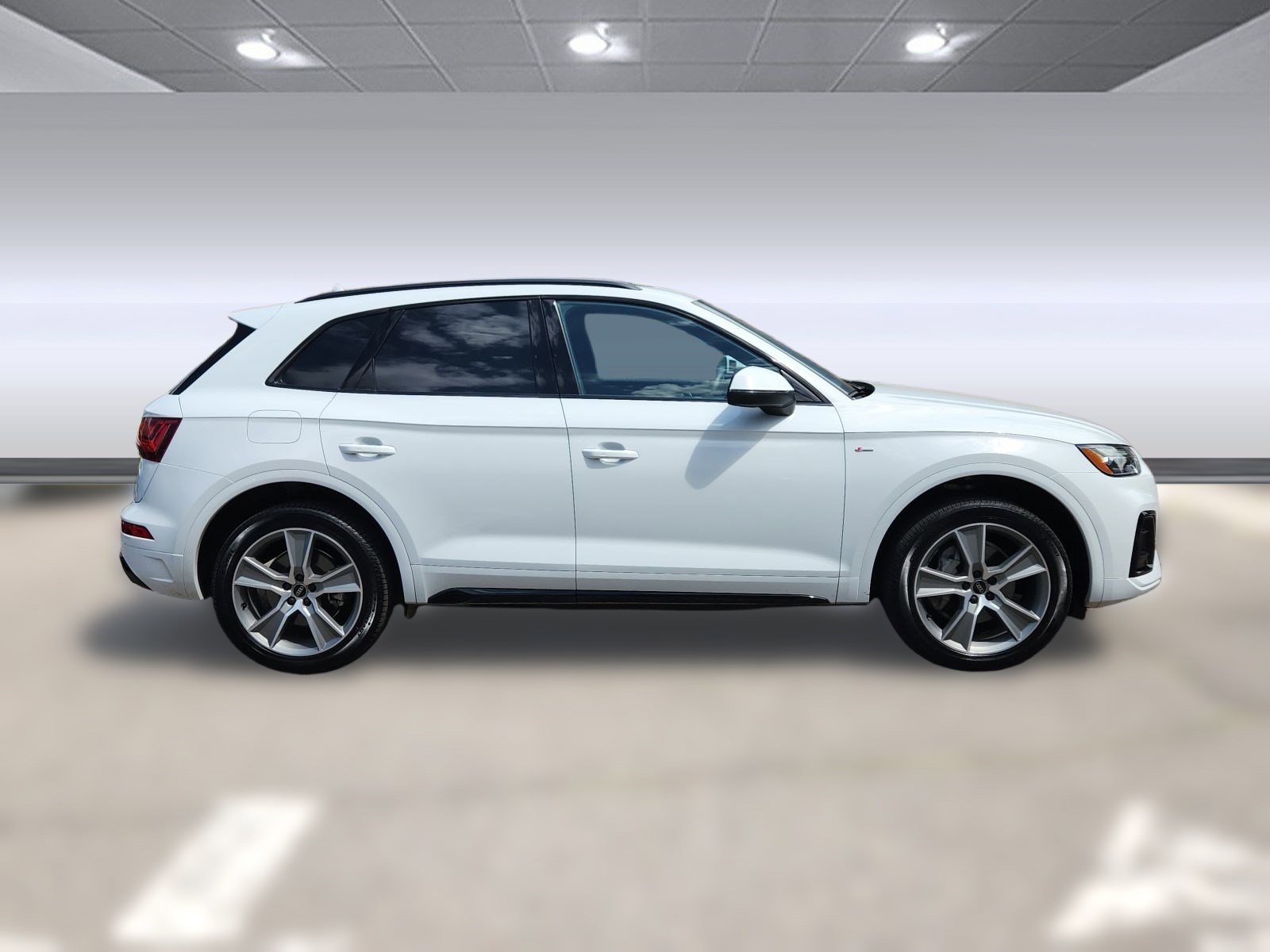 Certified 2025 Audi Q5 2.0T Premium w/ Convenience Plus Package image 2
