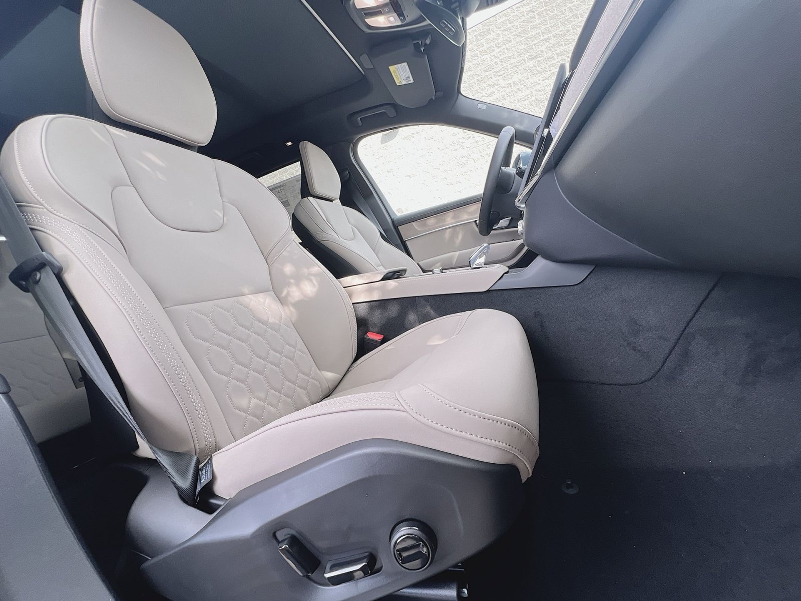 New 2026 Volvo XC90 B6 Plus w/ Protection Package Premier AWD/4WD image 28