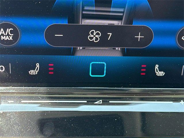 New 2025 Volkswagen Tiguan SE image 18