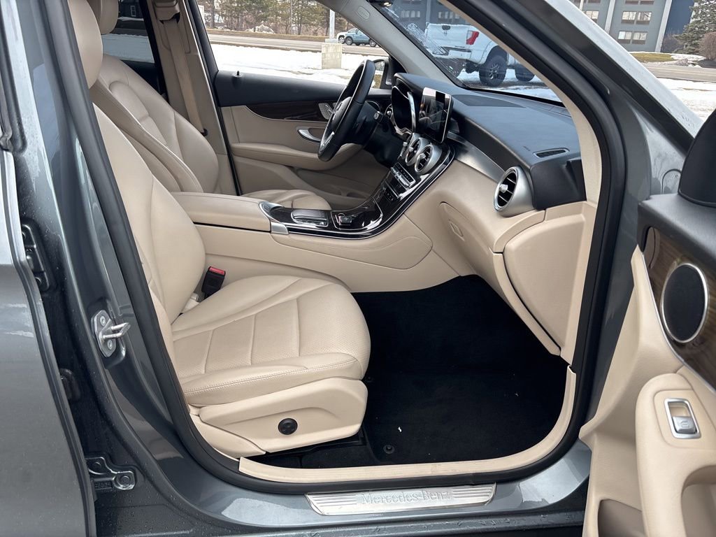 Used 2021 Mercedes-Benz GLC 300 image 29