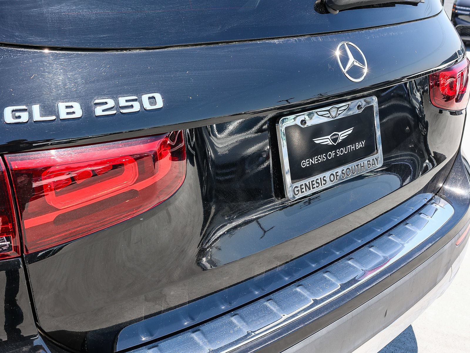 Used 2021 Mercedes-Benz GLB 250 w/ Premium Package image 7