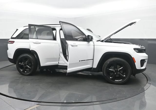 Used 2023 Jeep Grand Cherokee Altitude AWD/4WD image 55