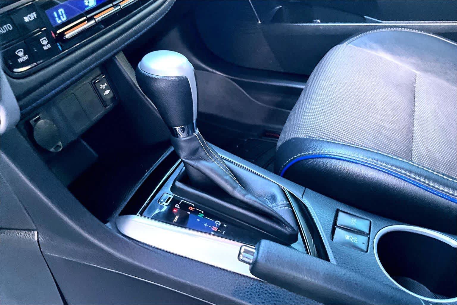 Used 2017 Toyota Corolla SE w/ SE Premium Package FWD image 17