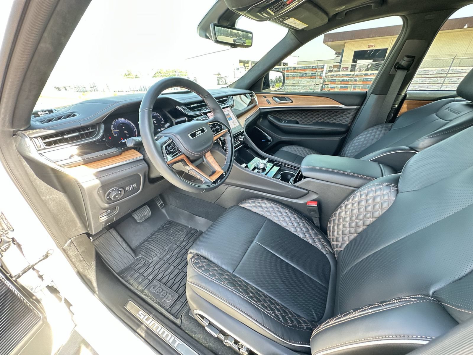 Used 2025 Jeep Grand Cherokee Summit AWD/4WD image 10
