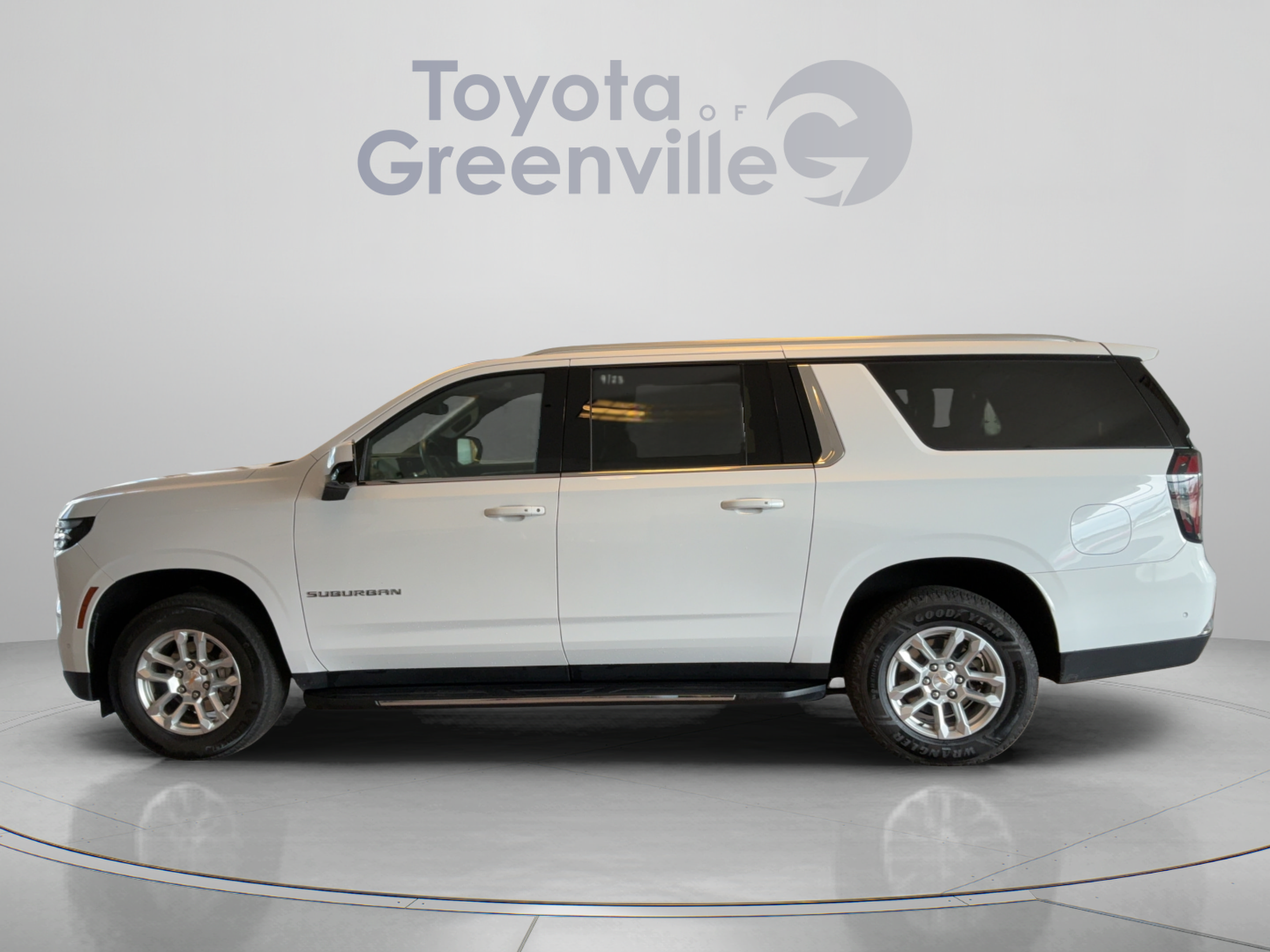 Used 2025 Chevrolet Suburban LT AWD/4WD image 2