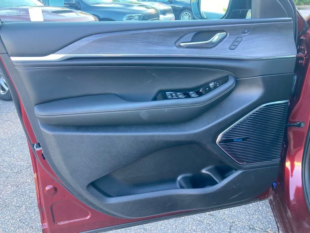 New 2024 Jeep Grand Cherokee Overland w/ Advanced Protech Group III AWD/4WD image 11
